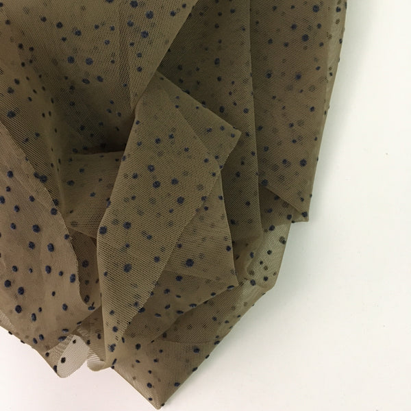 Tul elástico beige oscuro con puntos azules marinos. Tejido para lencería