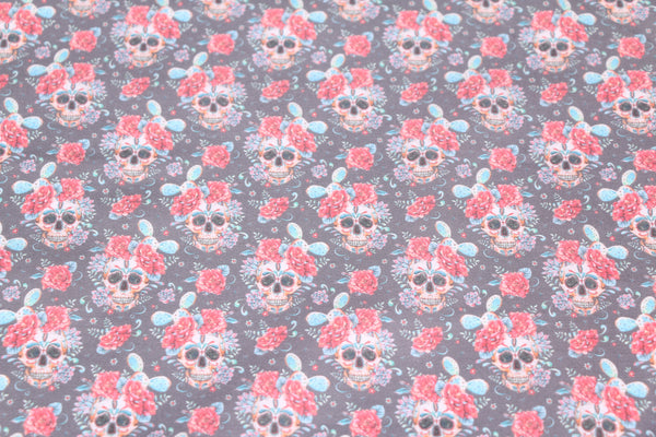 Tela calaveras sugar skulls, cactus y rosas rojas.