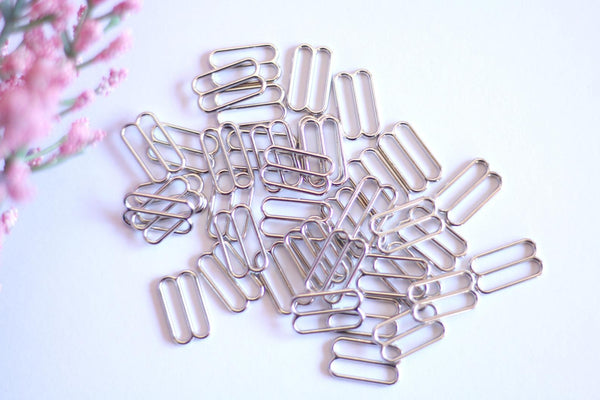 Reguladores plata para tirantes de sujetador. Materiales lencería. Studio Costura