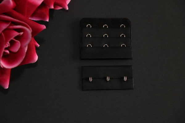 3 Row black bra hook and eye. Cierre de sujetador negro 3 filas