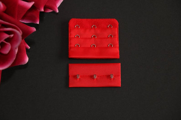 Red 3 row hook and eye. Cierre de sujetador rojo de 3 filas