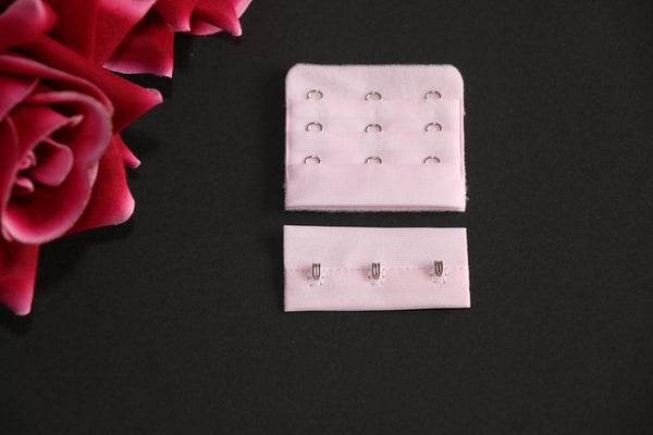 Pink 3 row hook and eye. Cierre de sujetador rosa de 3 filas