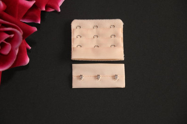 Peach 3 row hook and eye. Cierre de sujetador melocotón de 3 filas