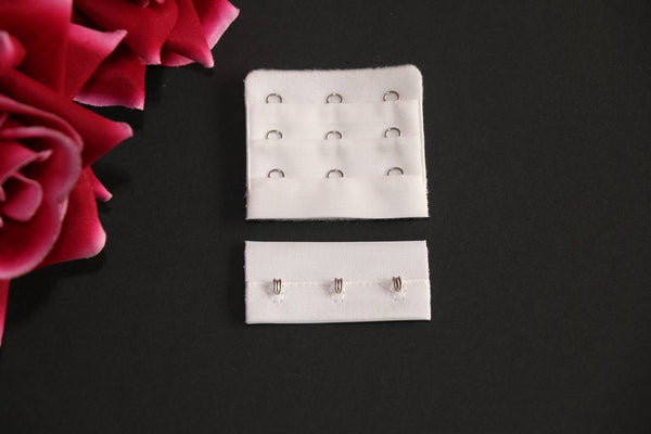 White 3 row hook and eye. Cierre de sujetador blanco de 3 filas