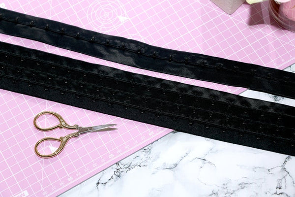 cierre negro de corsets