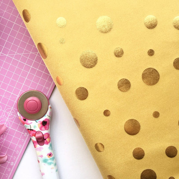 tela de bañador amarilla con polka dots dorados