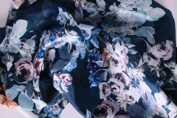 Telas de terciopelo floral.