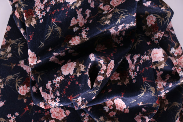 Telas de terciopelo floral.