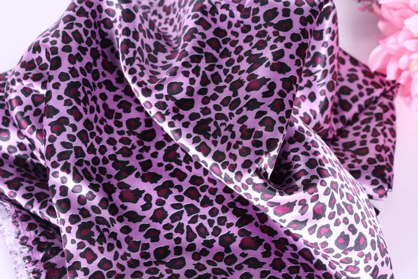 Tejido satén leopardo fondo rosa para hacer lencería, kimonos, batas