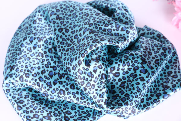 Tejido satén leopardo fondo azul para hacer lencería, kimonos, batas