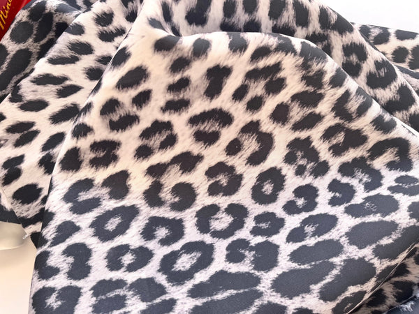 Kit de costura de sujetador y braguitas leopardo blanco y negro.