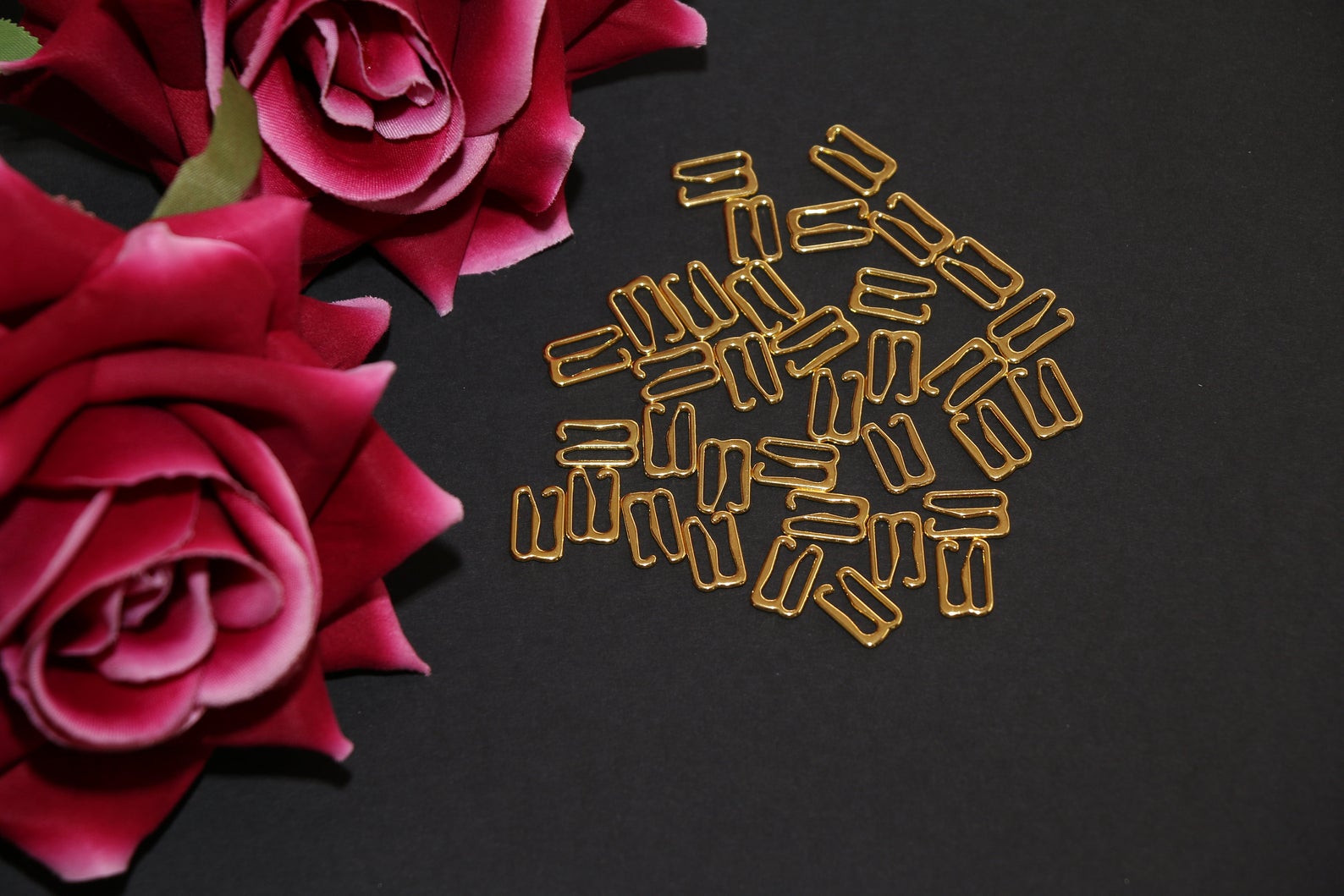 12 mm gold g-hooks for bra making lingerie making. Ganchos metálicos dorados costura lencería