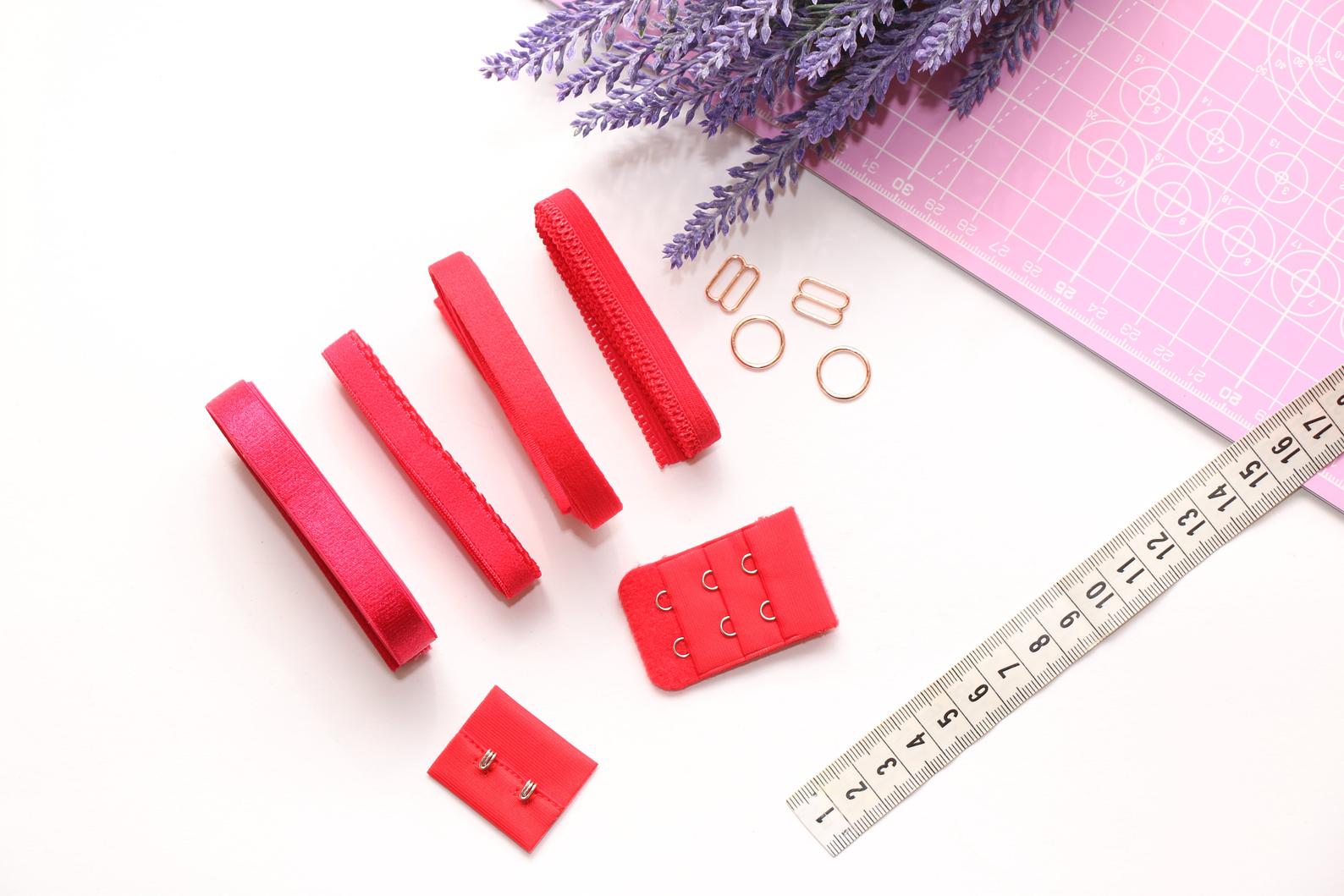Bra findings kit in red. Red lingerie elastics. Kit de elásticos de sujetador color rojo