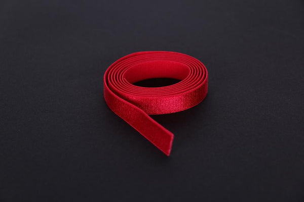 red strap elastic. tirante de sujetador rojo